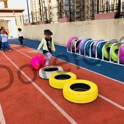 10-15 มม ความสูง หญ้าเทียมสีแดง สําหรับแบดมินตัน วิ่งทางและ Track Sport แบดมินตัน