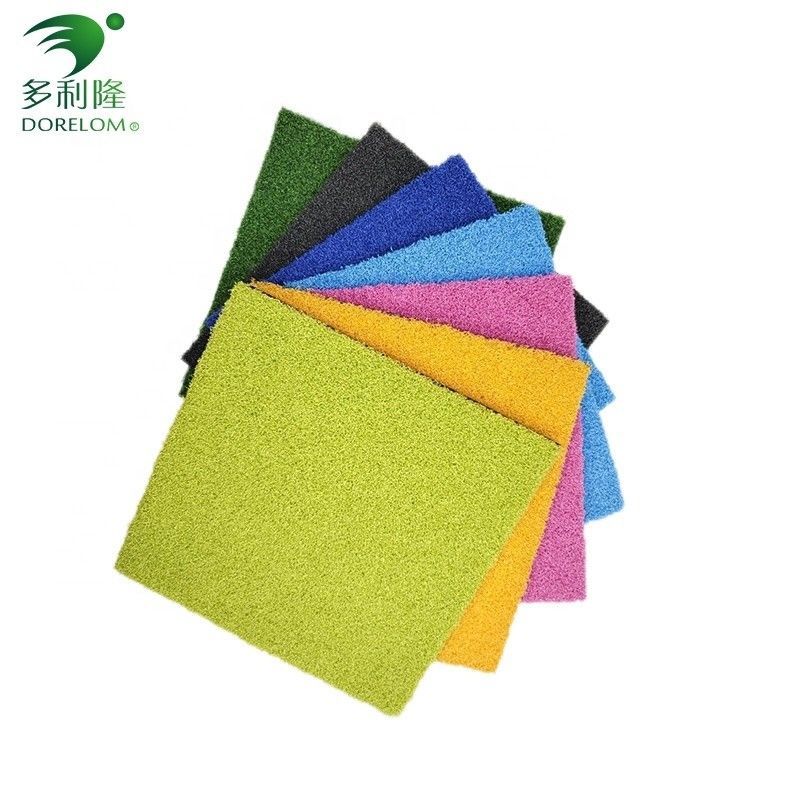 10-15 มิลลิเมตร ความสูงของค้อน ผืนหญ้าเทียมสีเขียวสําหรับพื้นฟิตเนสจากผู้ผลิต